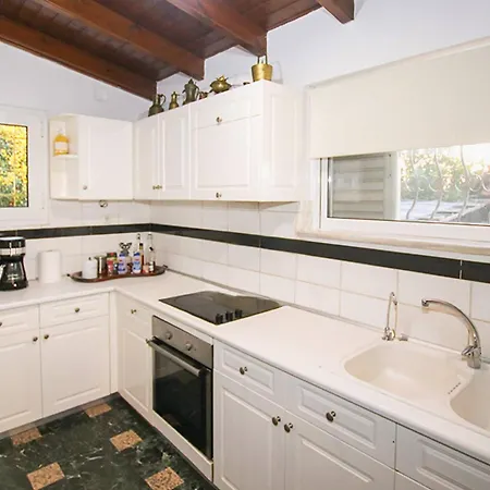 Filippos - Private Garden Escape