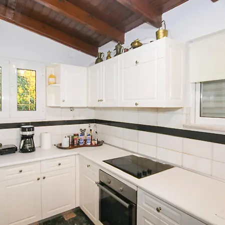 Filippos - Private Garden Escape *