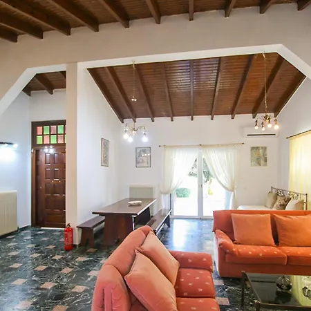 Filippos - Private Garden Escape *