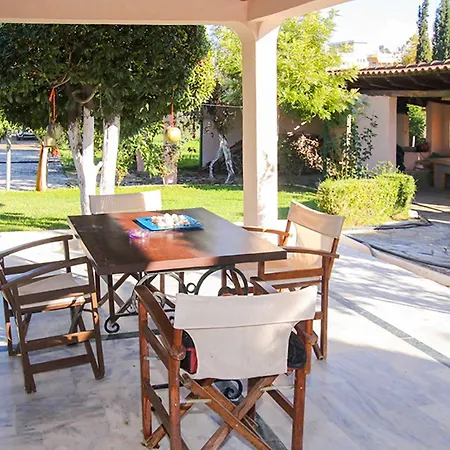 Filippos - Private Garden Escape