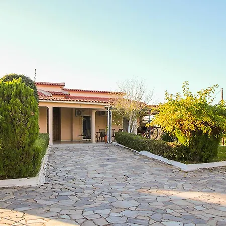 Filippos - Private Garden Escape *