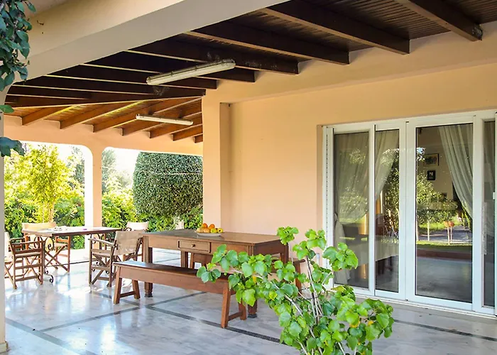 Filippos - Private Garden Escape *