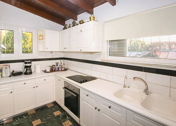 Filippos - Private Garden Escape