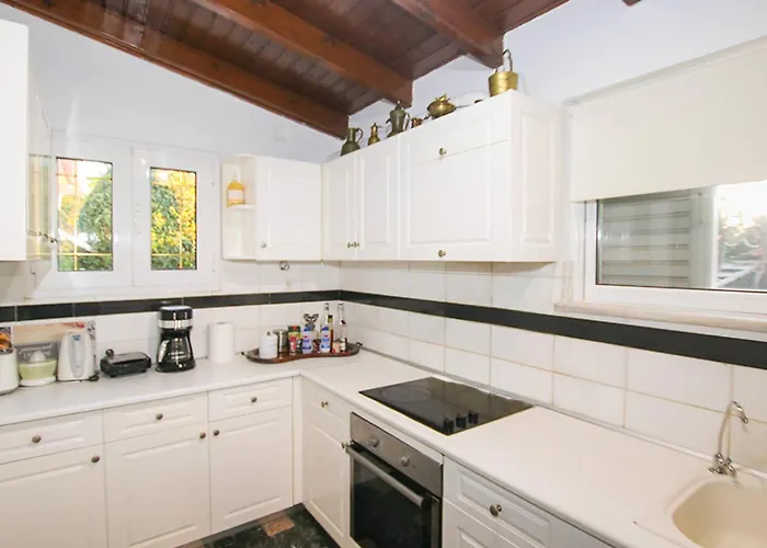 Filippos - Private Garden Escape *