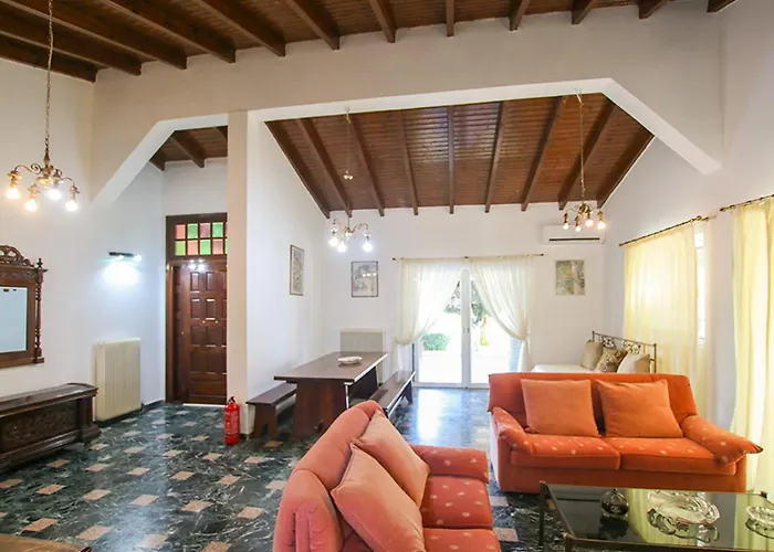 Filippos - Private Garden Escape *