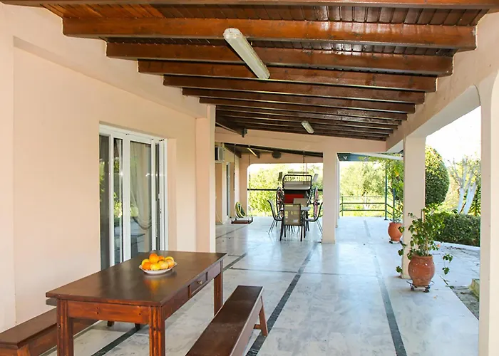 Filippos - Private Garden Escape *