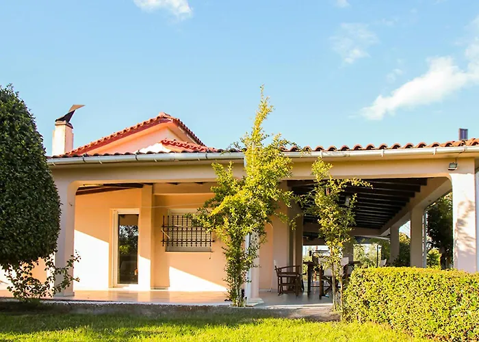 Filippos - Private Garden Escape