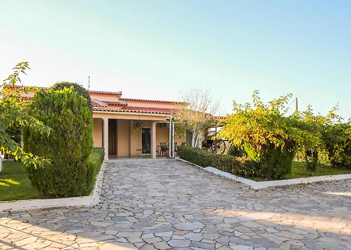 Filippos - Private Garden Escape *