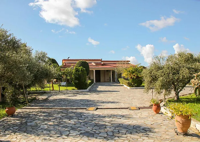 Filippos - Private Garden Escape * Pírgos