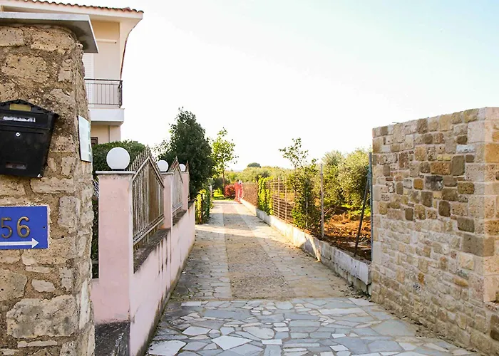 Filippos - Private Garden Escape Dom wakacyjny